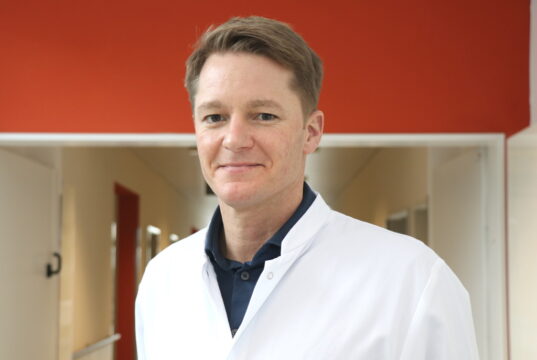 Seit dem 1. Dezember 2022 ist Prof. Dr. Sebastian Keil Chefarzt des Institutes für Diagnostische und Interventionelle Radiologie am Solinger Klinikum. (Foto: © Bastian Glumm)