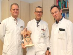 Arbeiten beim Refluxzentrum Bergisches Land Hand in Hand zusammen: v.li Professor Dr. Andreas Sesterhenn, Chefarzt der Klinik für Hals-Nasen-Ohren-Heilkunde, Kopf- und Halschirurgie, Professor Dr. Wolfgang Schwenk, seit einem halben Jahr Chefarzt der Klinik für Allgemein- und Viszeralchirurgie und Professor Dr. Boris Pfaffenbach, Chefarzt der Klinik für Gastroenterologie, Onkologie und Allgemeine Innere Medizin am Klinikum. (Foto: © Bastian Glumm)