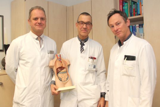 Arbeiten beim Refluxzentrum Bergisches Land Hand in Hand zusammen: v.li Professor Dr. Andreas Sesterhenn, Chefarzt der Klinik für Hals-Nasen-Ohren-Heilkunde, Kopf- und Halschirurgie, Professor Dr. Wolfgang Schwenk, seit einem halben Jahr Chefarzt der Klinik für Allgemein- und Viszeralchirurgie und Professor Dr. Boris Pfaffenbach, Chefarzt der Klinik für Gastroenterologie, Onkologie und Allgemeine Innere Medizin am Klinikum. (Foto: © Bastian Glumm)
