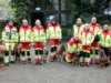 Klinikum Solingen: Rettungshunde trainieren in leerstehendem Haus G Die Einsatzkräfte der DRV-Rettungshundestaffel Wupper-Ennepe-Ruhr mit ihren Hunden vor dem leerstehenden Haus G des Klinikums Solingen. Insgesamt neun Hunde und zwölf Helferinnen und Helfer nahmen am Samstag an der Übung teil. (Foto: © Bastian Glumm)