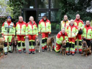 Klinikum Solingen: Rettungshunde trainieren in leerstehendem Haus G Die Einsatzkräfte der DRV-Rettungshundestaffel Wupper-Ennepe-Ruhr mit ihren Hunden vor dem leerstehenden Haus G des Klinikums Solingen. Insgesamt neun Hunde und zwölf Helferinnen und Helfer nahmen am Samstag an der Übung teil. (Foto: © Bastian Glumm)