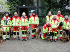Klinikum Solingen: Rettungshunde trainieren in leerstehendem Haus G Die Einsatzkräfte der DRV-Rettungshundestaffel Wupper-Ennepe-Ruhr mit ihren Hunden vor dem leerstehenden Haus G des Klinikums Solingen. Insgesamt neun Hunde und zwölf Helferinnen und Helfer nahmen am Samstag an der Übung teil. (Foto: © Bastian Glumm)