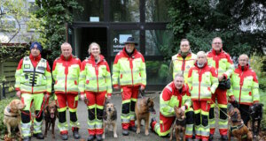Klinikum Solingen: Rettungshunde trainieren in leerstehendem Haus G Die Einsatzkräfte der DRV-Rettungshundestaffel Wupper-Ennepe-Ruhr mit ihren Hunden vor dem leerstehenden Haus G des Klinikums Solingen. Insgesamt neun Hunde und zwölf Helferinnen und Helfer nahmen am Samstag an der Übung teil. (Foto: © Bastian Glumm)