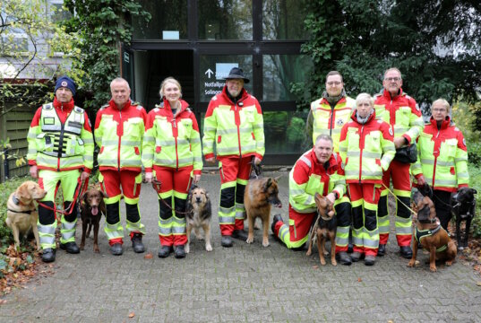 Die Einsatzkräfte der DRV-Rettungshundestaffel Wupper-Ennepe-Ruhr mit ihren Hunden vor dem leerstehenden Haus G des Klinikums Solingen. Insgesamt neun Hunde und zwölf Helferinnen und Helfer nahmen am Samstag an der Übung teil. (Foto: © Bastian Glumm)