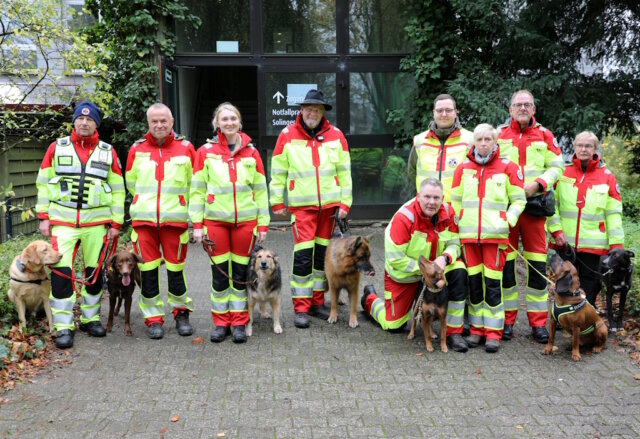 klinikum-rettungshundestaffel-training-uebung-haus-g (1) Die Einsatzkräfte der DRV-Rettungshundestaffel Wupper-Ennepe-Ruhr mit ihren Hunden vor dem leerstehenden Haus G des Klinikums Solingen. Insgesamt neun Hunde und zwölf Helferinnen und Helfer nahmen am Samstag an der Übung teil. (Foto: © Bastian Glumm)