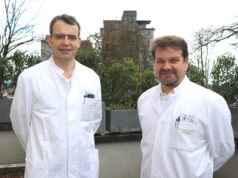 Prof. Dr. Marc Ulrich Becher (li.) ist Chefarzt der Karidologie im Klinikum Solingen. Seit Februar 2022 wird er von Dr. Robert Pölsler unterstützt, der die Leitung des Departements für Rhythmologie übernommen hat. (Foto: © Bastian Glumm)