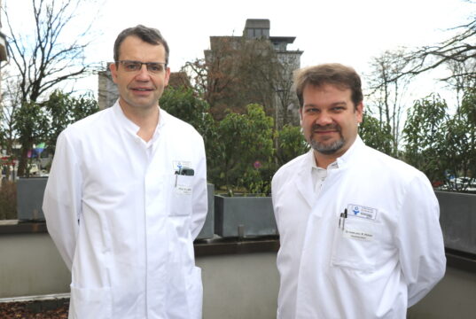Prof. Dr. Marc Ulrich Becher (li.) ist Chefarzt der Karidologie im Klinikum Solingen. Seit Februar 2022 wird er von Dr. Robert Pölsler unterstützt, der die Leitung des Departements für Rhythmologie übernommen hat. (Foto: © Bastian Glumm)