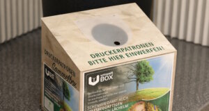 Anlässlich des Erdüberlastungstags stehen in der Cafeteria des Klinikums Solingen Sammelboxen für Druckerpatronen und weitere Wertstoffe bereit. (Foto: © Bastian Glumm)