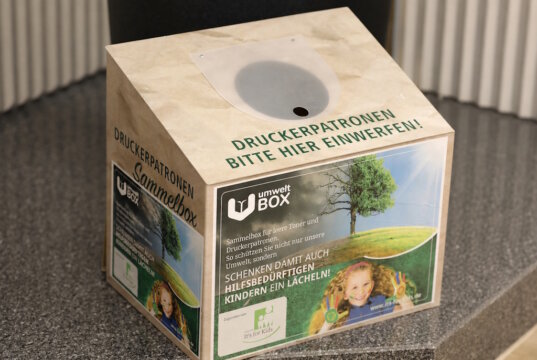 Anlässlich des Erdüberlastungstags stehen in der Cafeteria des Klinikums Solingen Sammelboxen für Druckerpatronen und weitere Wertstoffe bereit. (Foto: © Bastian Glumm)