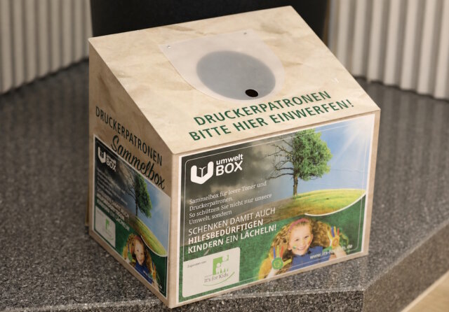 Anlässlich des Erdüberlastungstags stehen in der Cafeteria des Klinikums Solingen Sammelboxen für Druckerpatronen und weitere Wertstoffe bereit. (Foto: © Bastian Glumm)