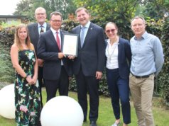 Feierten gemeinsam die Ehrenmitgliedschaft des OBs im Garten der Palliativstation des Klinikums: v.li. Nina Perschke (Mitarbeiterin SAPV-Team), Eckard Rieger (Vorstandsmitglied SAPV-Förderverein / Krankenhaus Bethanien), Prof. Dr. med. Thomas Standl (Vorstandsvorsitzender SAPV-Förderverein, Medizinischer Geschäftsführer Klinikum Solingen), Oberbürgermeister Tim Kurzbach, Dr. Martina Marchese (Geschäftsführerin SAPV-Team) und Michael Druckrey (Vorstandsmitglied SAPV-Förderverein). (Foto: © Bastian Glumm)