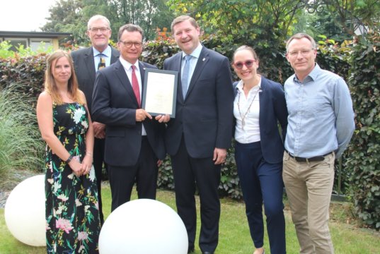 Feierten gemeinsam die Ehrenmitgliedschaft des OBs im Garten der Palliativstation des Klinikums: v.li. Nina Perschke (Mitarbeiterin SAPV-Team), Eckard Rieger (Vorstandsmitglied SAPV-Förderverein / Krankenhaus Bethanien), Prof. Dr. med. Thomas Standl (Vorstandsvorsitzender SAPV-Förderverein, Medizinischer Geschäftsführer Klinikum Solingen), Oberbürgermeister Tim Kurzbach, Dr. Martina Marchese (Geschäftsführerin SAPV-Team) und Michael Druckrey (Vorstandsmitglied SAPV-Förderverein). (Foto: © Bastian Glumm)