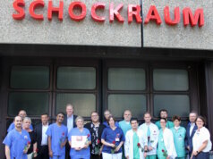 Ein Teil des großen Teams, das in der Nacht von Freitag auf Samstag die Notfallversorgung im Städtischen Klinikum Solingen sicherte. (Foto: © Karin Morawietz)