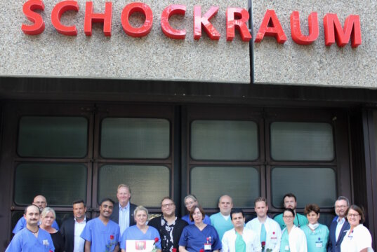 Ein Teil des großen Teams, das in der Nacht von Freitag auf Samstag die Notfallversorgung im Städtischen Klinikum Solingen sicherte. (Foto: © Karin Morawietz)