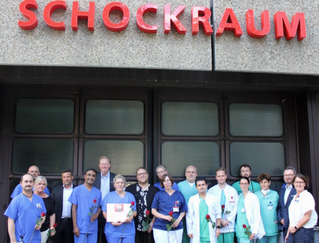 Ein Teil des großen Teams, das in der Nacht von Freitag auf Samstag die Notfallversorgung im Städtischen Klinikum Solingen sicherte. (Foto: © Karin Morawietz)