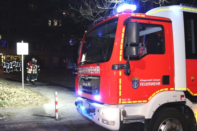 Die Feuerwehr rückte am Mittwochabend zur Herberger Straße aus. Dort brannte ein Sicherungskasten in einem Appartement. (Foto: © Das SolingenMagazin)