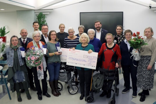 Am Samstag findet im Klinikum der Selbsthilfetag statt und der Selbsthilfepreis 2024 wird verliehen. Drei Selbsthilfegruppen werden für ihren Einsatz gewürdigt. Auf dem Foto sind die Preisträger des vergangenen Jahres. (Archivfoto: © Bastian Glumm)