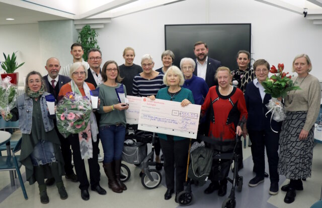 Am Samstag findet im Klinikum der Selbsthilfetag statt und der Selbsthilfepreis 2024 wird verliehen. Drei Selbsthilfegruppen werden für ihren Einsatz gewürdigt. Auf dem Foto sind die Preisträger des vergangenen Jahres. (Archivfoto: © Bastian Glumm)