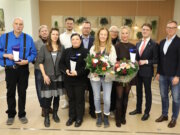 Vertreterinnen und Vertreter der Busch-Stiftung Seniorenhilfe, der Selbsthilfegruppe Ernährung bei Übergewicht sowie des Pflege- und Adoptivelterninitiative Solingen e. V., die den Selbsthilfepreis 2025 gewannen. Überreicht wurde dieser von Prof. Dr. Thomas Standl (mi.), Oberbürgermeister Daniel Flemm (2.v.re.) und Prof. Dr. Boris Pfaffenbach (re.). (Foto: © Bastian Glumm)