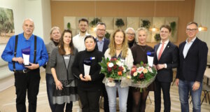 Drei Solinger Initiativen mit dem Selbsthilfepreis 2025 ausgezeichnet Vertreterinnen und Vertreter der Busch-Stiftung Seniorenhilfe, der Selbsthilfegruppe Ernährung bei Übergewicht sowie des Pflege- und Adoptivelterninitiative Solingen e. V., die den Selbsthilfepreis 2025 gewannen. Überreicht wurde dieser von Prof. Dr. Thomas Standl (mi.), Oberbürgermeister Daniel Flemm (2.v.re.) und Prof. Dr. Boris Pfaffenbach (re.). (Foto: © Bastian Glumm)