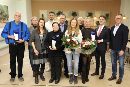 Vertreterinnen und Vertreter der Busch-Stiftung Seniorenhilfe, der Selbsthilfegruppe Ernährung bei Übergewicht sowie des Pflege- und Adoptivelterninitiative Solingen e. V., die den Selbsthilfepreis 2025 gewannen. Überreicht wurde dieser von Prof. Dr. Thomas Standl (mi.), Oberbürgermeister Daniel Flemm (2.v.re.) und Prof. Dr. Boris Pfaffenbach (re.). (Foto: © Bastian Glumm)