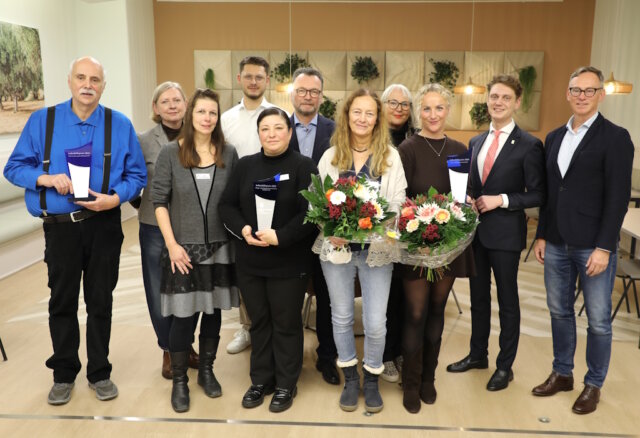 klinikum-selbsthilfetag-selbsthilfepreis-november-2025 (12) Vertreterinnen und Vertreter der Busch-Stiftung Seniorenhilfe, der Selbsthilfegruppe Ernährung bei Übergewicht sowie des Pflege- und Adoptivelterninitiative Solingen e. V., die den Selbsthilfepreis 2025 gewannen. Überreicht wurde dieser von Prof. Dr. Thomas Standl (mi.), Oberbürgermeister Daniel Flemm (2.v.re.) und Prof. Dr. Boris Pfaffenbach (re.). (Foto: © Bastian Glumm)