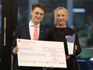 Oberbürgermeister Daniel Flemm überreichte den Selbsthilfepreis an Sina Charlotte Sträßer von der Busch-Stiftung Seniorenhilfe. (Foto: © Bastian Glumm)