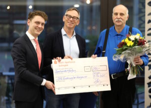 Oberbürgermeister Daniel Flemm und Prof. Dr. Boris Pfaffenbach überreichten den Selbsthilfepreis 2025 an Armin Koch von der Selbsthilfegruppe Ernährung bei Übergewicht. (Foto: © Bastian Glumm)