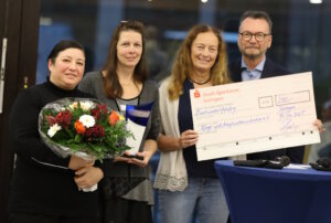 Über den Selbsthilfepreis 2025 freute sich auch der Pflege- und Adoptivelterninitiative Solingen e. V., überreicht von Prof. Dr. Thomas Standl. (Foto: © Bastian Glumm)