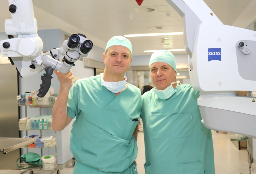 Im Klinikum kooperieren die Klinik für Neurochirurgie unter der Leitung von Privatdozent Dr. Ralf Buhl (re.) und die Klinik für HNO-Heilkunde, Kopf-, Hals- und Schilddrüsenchirurgie und Plastische Gesichtschirurgie, deren Chefarzt Professor Dr. Andreas Sesterhenn (li.) ist. (Foto: © Bastian Glumm)