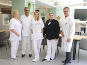 Das Team der Cafeteria im Klinikum Solingen rund um Küchenchef Thomas Scheider (re.) freut sich über die gelungene Neugestaltung. (Foto: © Bastian Glumm)
