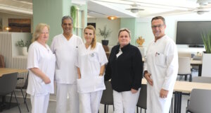 Das Team der Cafeteria im Klinikum Solingen rund um Küchenchef Thomas Scheider (re.) freut sich über die gelungene Neugestaltung. (Foto: © Bastian Glumm)