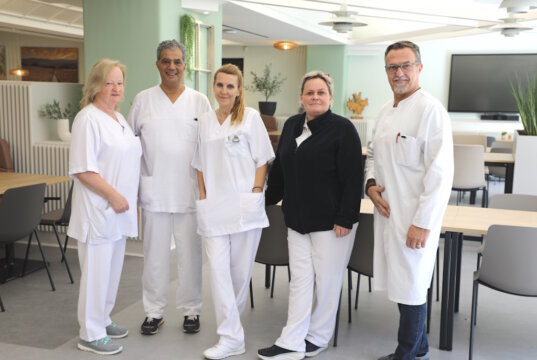 Das Team der Cafeteria im Klinikum Solingen rund um Küchenchef Thomas Scheider (re.) freut sich über die gelungene Neugestaltung. (Foto: © Bastian Glumm)