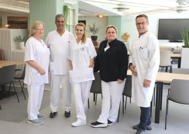 klinikum-solingen-cafeteria (1) Das Team der Cafeteria im Klinikum Solingen rund um Küchenchef Thomas Scheider (re.) freut sich über die gelungene Neugestaltung. (Foto: © Bastian Glumm)
