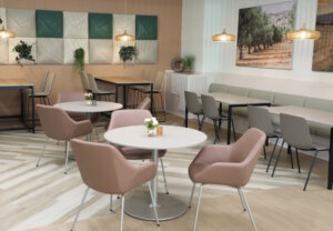Eine der neu gestalteten Nischen in der Cafeteria: dezente Beleuchtung, warme Farben und modernes Mobiliar für Gäste und Besucher. (Foto: © Bastian Glumm)