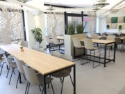 Neues Mobiliar, moderne Beleuchtung, warme Farben und bessere Akustik verleihen der Cafeteria im Klinikum Solingen frisches Ambiente. (Foto: © Bastian Glumm)