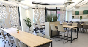 Neues Mobiliar, moderne Beleuchtung, warme Farben und bessere Akustik verleihen der Cafeteria im Klinikum Solingen frisches Ambiente. (Foto: © Bastian Glumm)