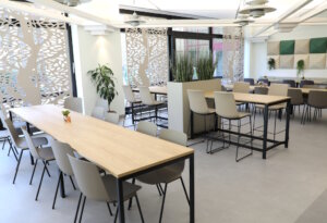 Neues Mobiliar, moderne Beleuchtung, warme Farben und bessere Akustik verleihen der Cafeteria im Klinikum Solingen frisches Ambiente. (Foto: © Bastian Glumm)