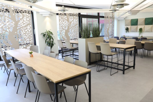 Neues Mobiliar, moderne Beleuchtung, warme Farben und bessere Akustik verleihen der Cafeteria im Klinikum Solingen frisches Ambiente. (Foto: © Bastian Glumm)