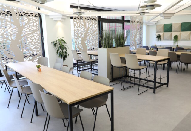 Neues Mobiliar, moderne Beleuchtung, warme Farben und bessere Akustik verleihen der Cafeteria im Klinikum Solingen frisches Ambiente. (Foto: © Bastian Glumm)