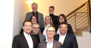 Klinikum Solingen stellt neue Führungsstruktur vor Die neue Führungs- und Leitungsebene des Städtischen Klinikums Solingen. Hinten (v. l.): Prof. Dr. Martin Eversmeyer und Oberbürgermeister Daniel Flemm. Davor (v. l.): Dr. Séverine Iborra, Simone Pandya und Heike Zinn. In der ersten Reihe (v. l.): Carsten Becker, Prof. Dr. Sascha Flohé, Prof. Dr. Boris Pfaffenbach und Kai Sturmfels. (Foto: © Bastian Glumm)