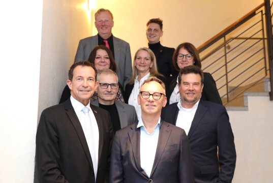 Die neue Führungs- und Leitungsebene des Städtischen Klinikums Solingen. Hinten (v. l.): Prof. Dr. Martin Eversmeyer und Oberbürgermeister Daniel Flemm. Davor (v. l.): Dr. Séverine Iborra, Simone Pandya und Heike Zinn. In der ersten Reihe (v. l.): Carsten Becker, Prof. Dr. Sascha Flohé, Prof. Dr. Boris Pfaffenbach und Kai Sturmfels. (Foto: © Bastian Glumm)