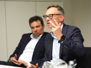 Prof. Dr. Boris Pfaffenbach, Ärztlicher Direktor des Städtischen Klinikums Solingen, erläutert die dreigeteilte Aufgabe der ärztlichen Direktion: medizinische Gesamtverantwortung, strategische Weiterentwicklung und Mitwirkung in der Unternehmensleitung. (Foto: © Bastian Glumm)