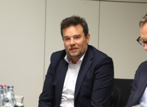 Kai Sturmfels, neuer Kaufmännischer Direktor des Städtischen Klinikums Solingen, beim Mediengespräch zur neuen Führungsstruktur. (Foto: © Bastian Glumm)