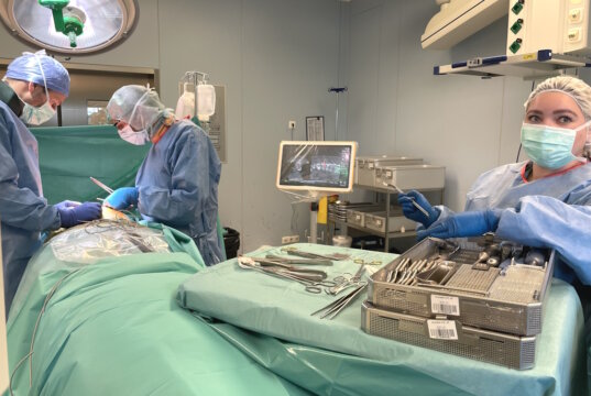 Einsatz der Navigation bei einer Wirbelsäulen-Operation im Zentral-OP des Solinger Klinikums (Foto: © Klinikum Solingen)