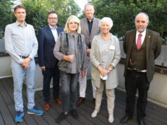 Kamen zur konstituierendes Sitzung des Patientenbeirats zusammen: v.li. Dr. Dirk Uhlich (niedergelassener Facharzt für Innere Medizin), Prof. Dr. Thomas Standl (Medizinischer Geschäftsführer Klinikum), Dr. Martin Eversmeyer (Vorsitzender der Klinikum-Geschäftsführung), Iris Weich (Patientin), Christel Zanssen (Patientenfürsprecherin) und Beigeordneter Jan Welzel. (Foto: © Bastian Glumm)