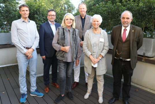 Kamen zur konstituierendes Sitzung des Patientenbeirats zusammen: v.li. Dr. Dirk Uhlich (niedergelassener Facharzt für Innere Medizin), Prof. Dr. Thomas Standl (Medizinischer Geschäftsführer Klinikum), Dr. Martin Eversmeyer (Vorsitzender der Klinikum-Geschäftsführung), Iris Weich (Patientin), Christel Zanssen (Patientenfürsprecherin) und Beigeordneter Jan Welzel. (Foto: © Bastian Glumm)