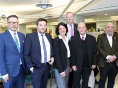 Verabschiedeten Pflegedirektor Dieter Ohmstedt (2.v.re.) in den Ruhestand: v.li. Prof. Dr. Thomas Standl (Klinikum-Geschäftsführung), Kai Sturmfels (Aufsichtsrat), Heike Zinn (Pflegedirektion), Dr. Martin Eversmeyer (Klinikum-Geschäftsführung) und Dezernent Jan Welzel. (Foto: © Bastian Glumm)