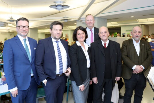 Verabschiedeten Pflegedirektor Dieter Ohmstedt (2.v.re.) in den Ruhestand: v.li. Prof. Dr. Thomas Standl (Klinikum-Geschäftsführung), Kai Sturmfels (Aufsichtsrat), Heike Zinn (Pflegedirektion), Dr. Martin Eversmeyer (Klinikum-Geschäftsführung) und Dezernent Jan Welzel. (Foto: © Bastian Glumm)