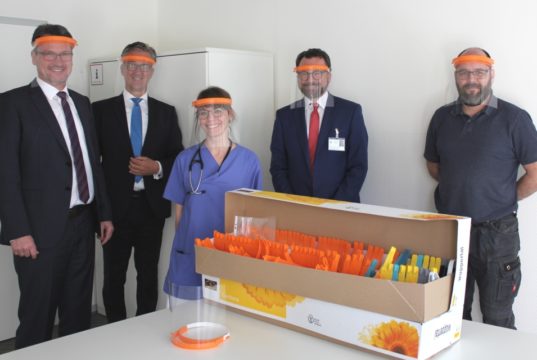Private Hilfe, die ankommt: Marco Herrmann spendet dem Städtischen Klinikum Schutzmaterial aus eigener Herstellung. Im Bild (v.li.n.re.): Hans-Jörg Schwarz (Verwaltungsleitung), Matthias Dargel (kaufm. Geschäftsführer), Dr. Johanna Hoffmann (Klinik für Anästhesie), Prof. Dr. Thomas Standl (med. Geschäftsführer) und Marco Herrmann. (Foto: © Karin Morawietz)